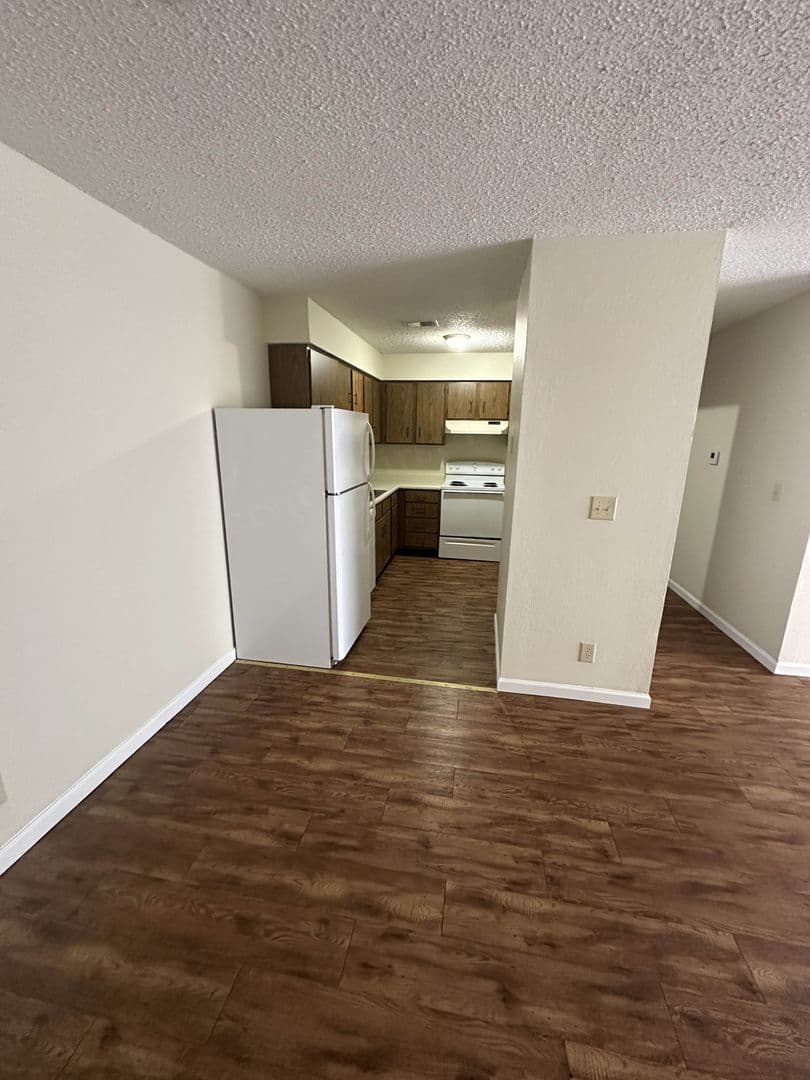 Hollister Apartment: 174-176 Church St