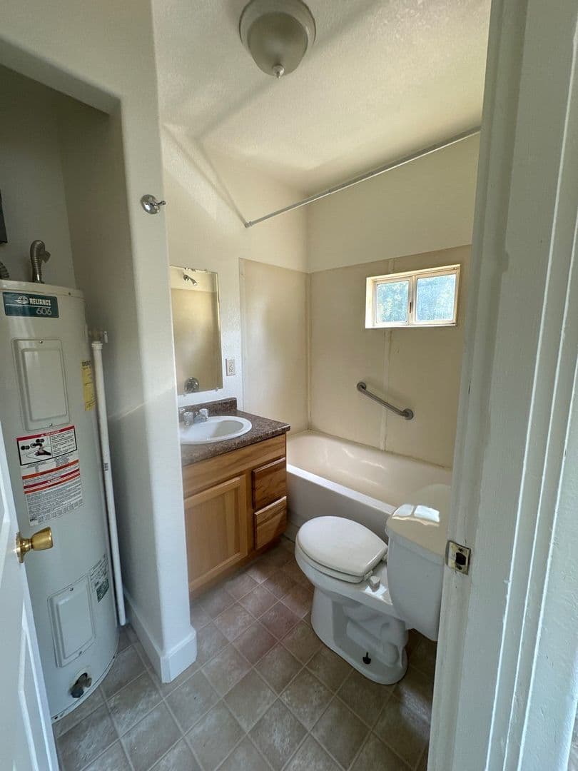 Klamath Falls Apartment: 1513 Oregon Ave