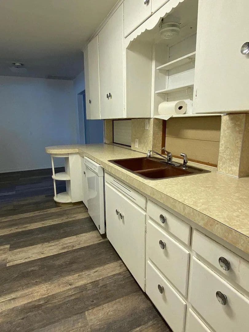 Merrill House: 131 N Polk St