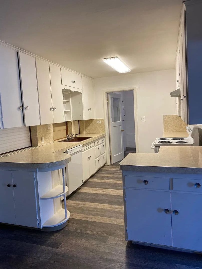 Merrill House: 131 N Polk St