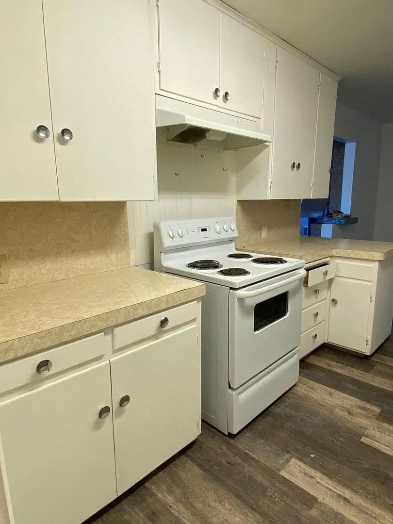 Merrill House: 131 N Polk St