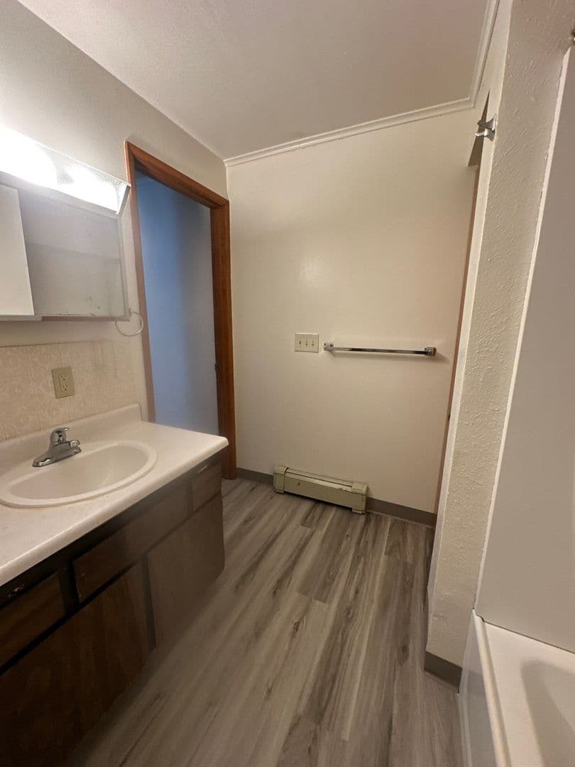 Klamath Falls Apartment: 157- 169 N Laguna St
