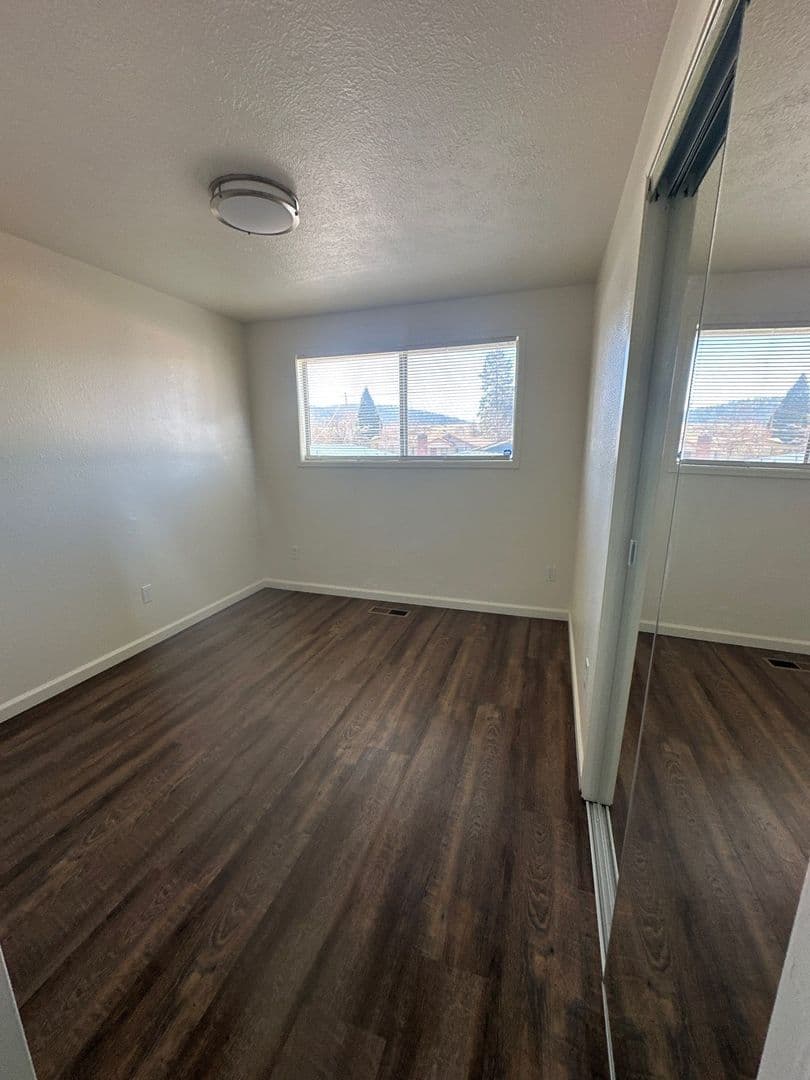 Klamath Falls Apartment: 1418 and 1420 Pleasant Ave