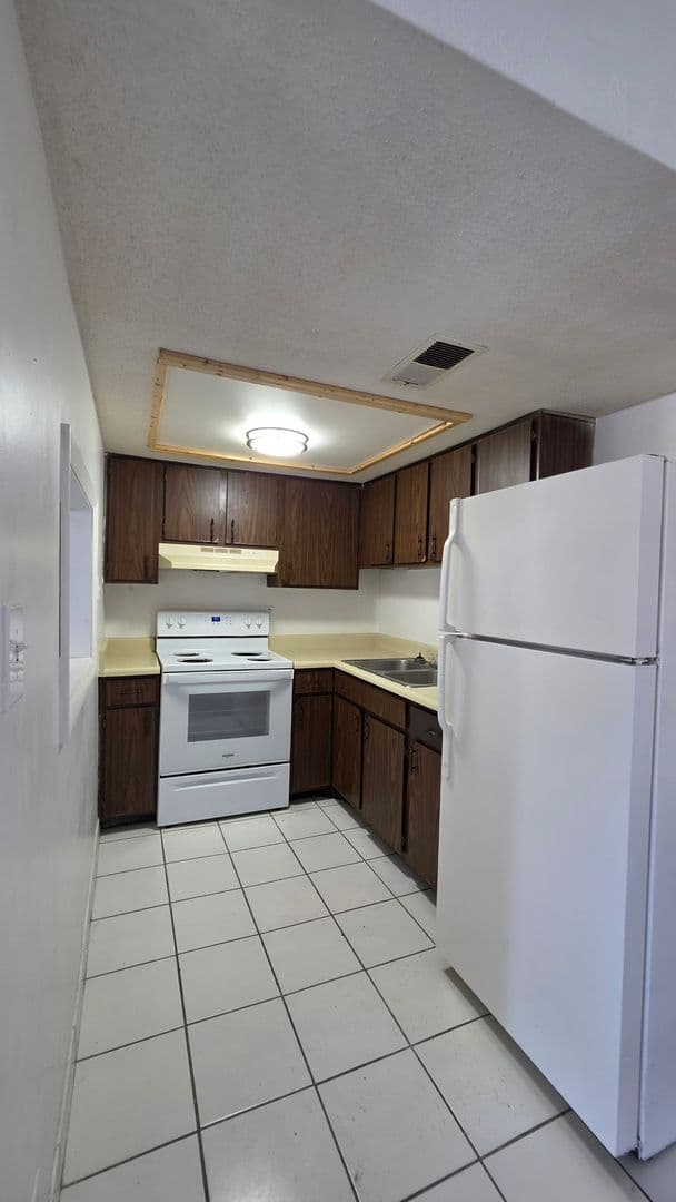 Daytona Beach Apartment: 1140 S. Ridgewood Ave