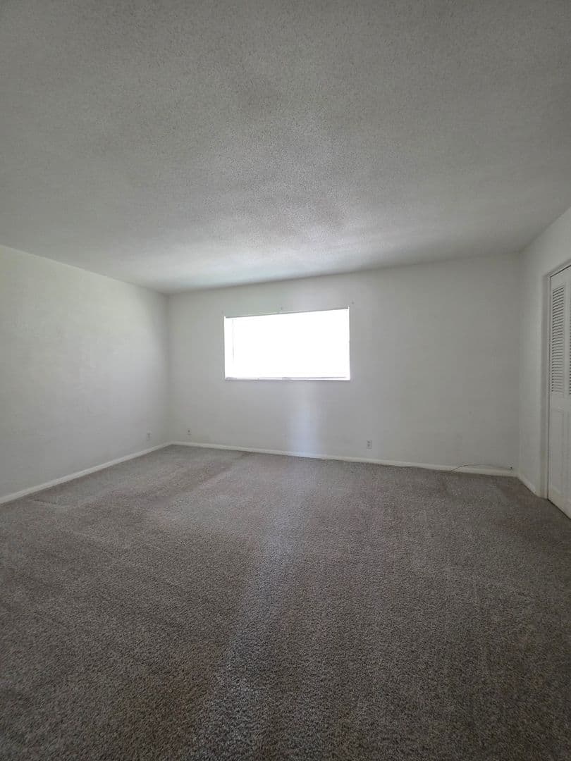 Daytona Beach Apartment: 1140 S. Ridgewood Ave