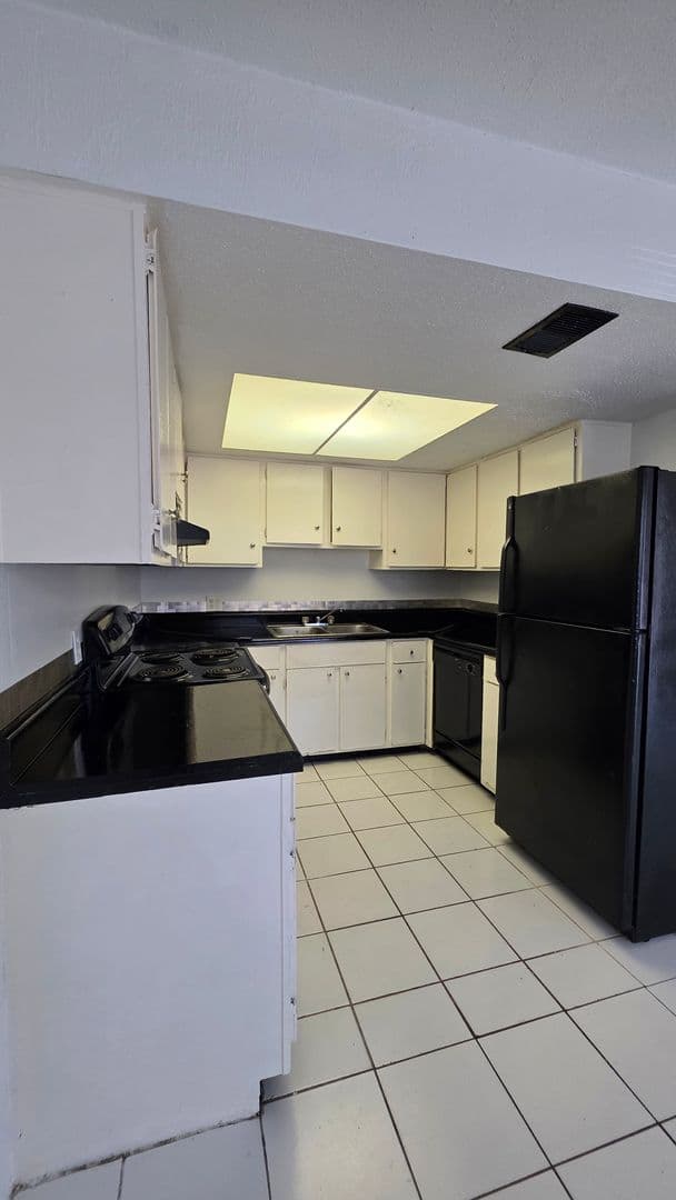 Daytona Beach Apartment: 1140 S. Ridgewood Ave
