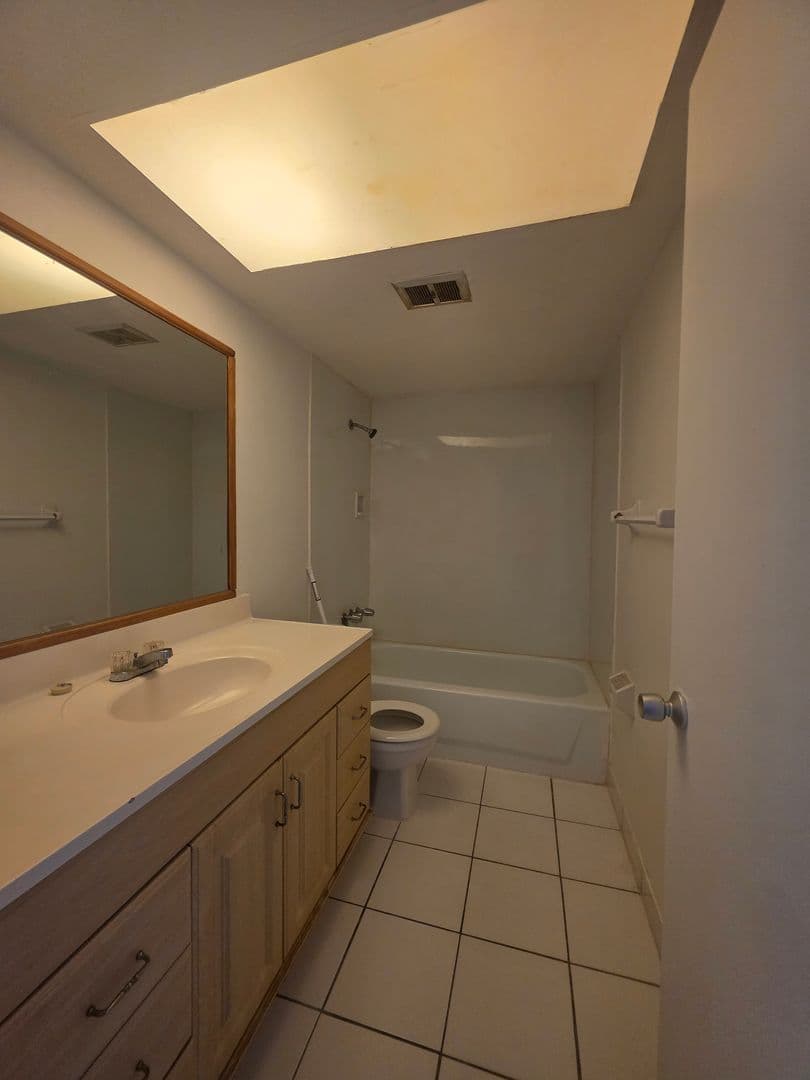 Daytona Beach Apartment: 1140 S. Ridgewood Ave