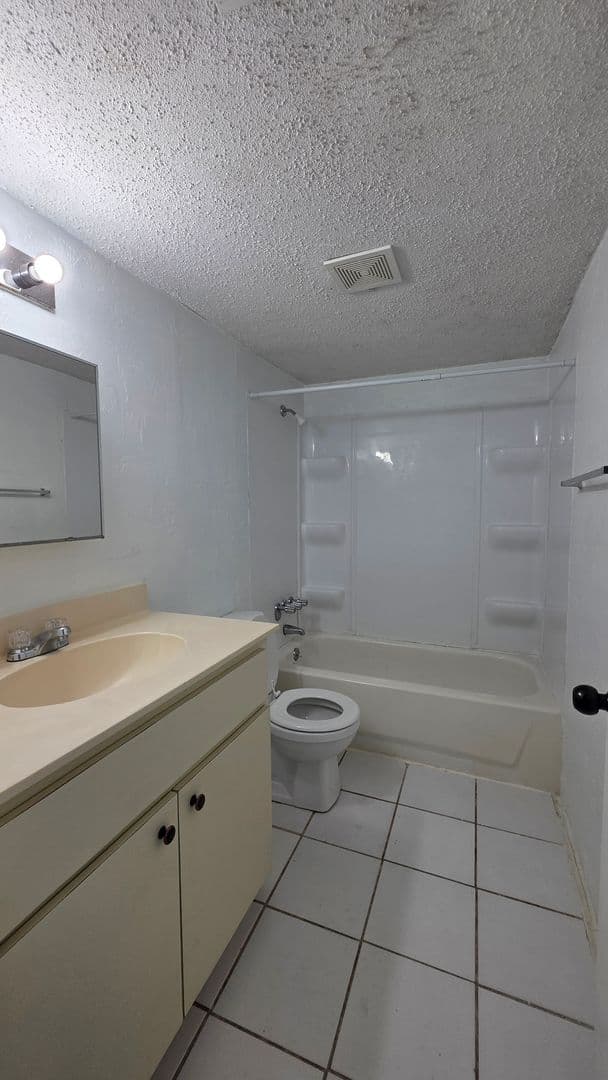 Daytona Beach Apartment: 1140 S. Ridgewood Ave