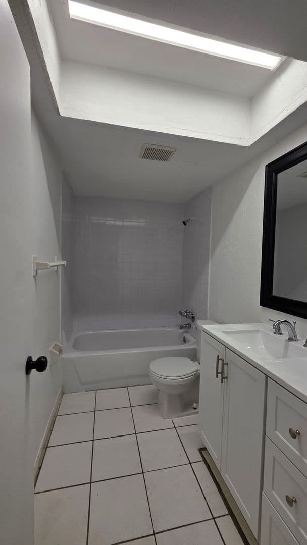 Daytona Beach Apartment: 1140 S. Ridgewood Ave