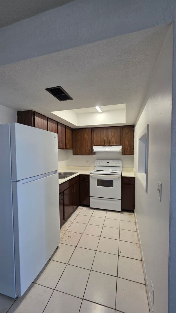 Daytona Beach Apartment: 1140 S. Ridgewood Ave