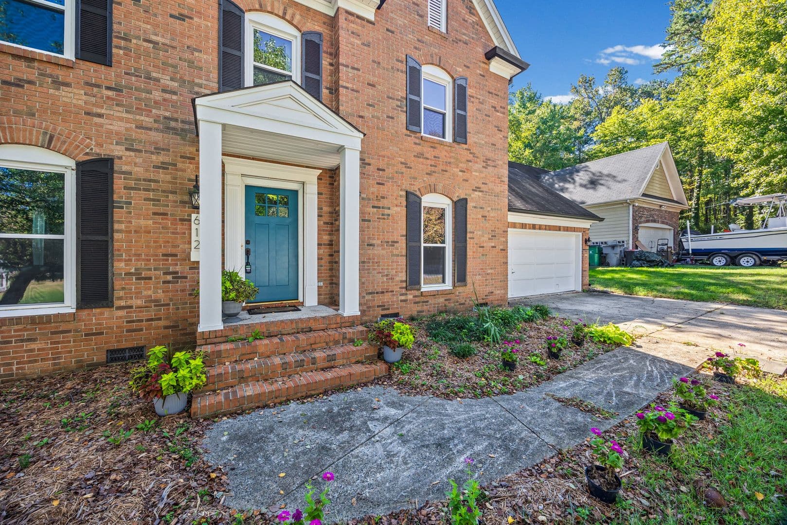 Charlote House: 612 Grays Creek