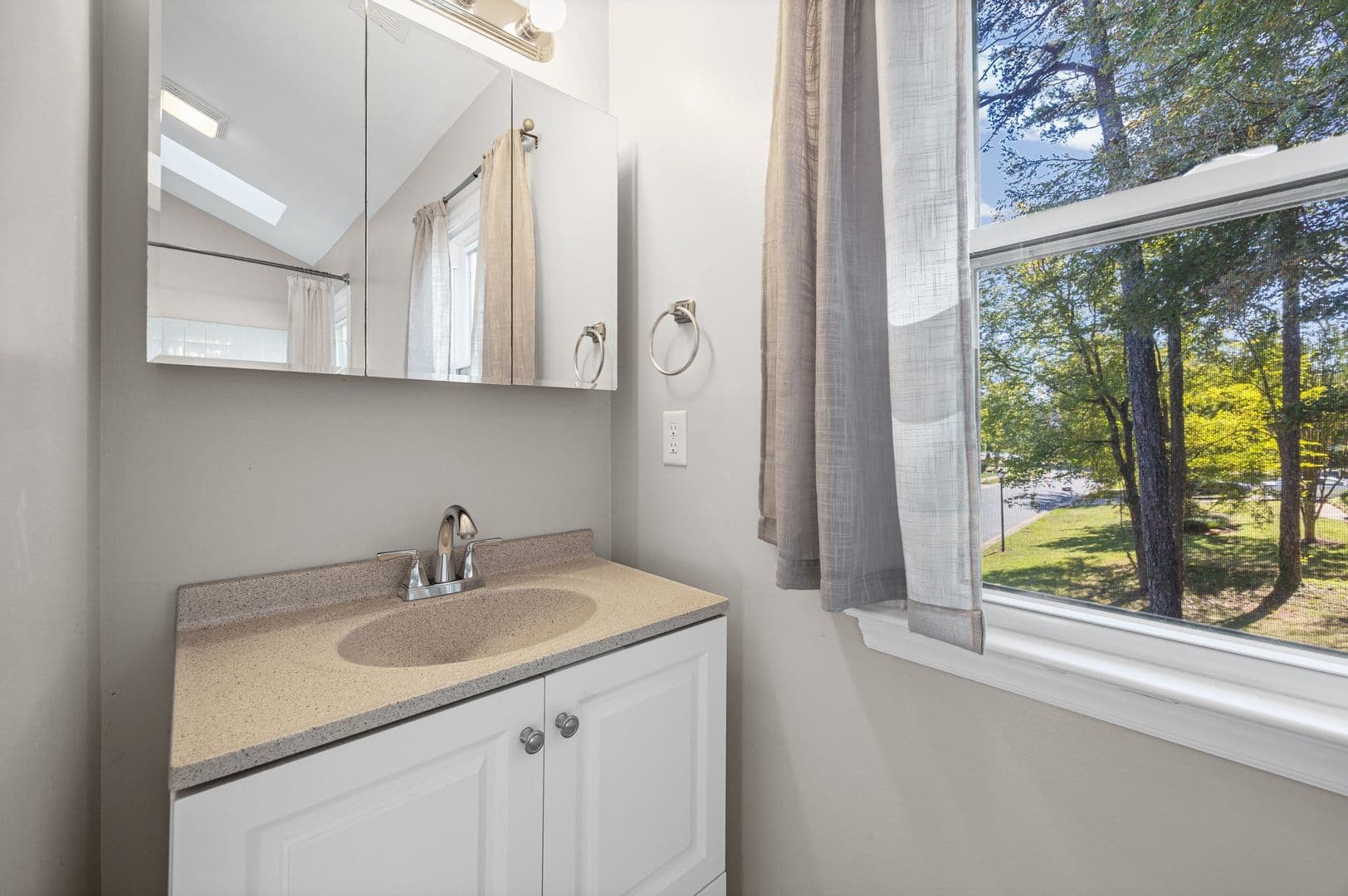 Charlote House: 612 Grays Creek