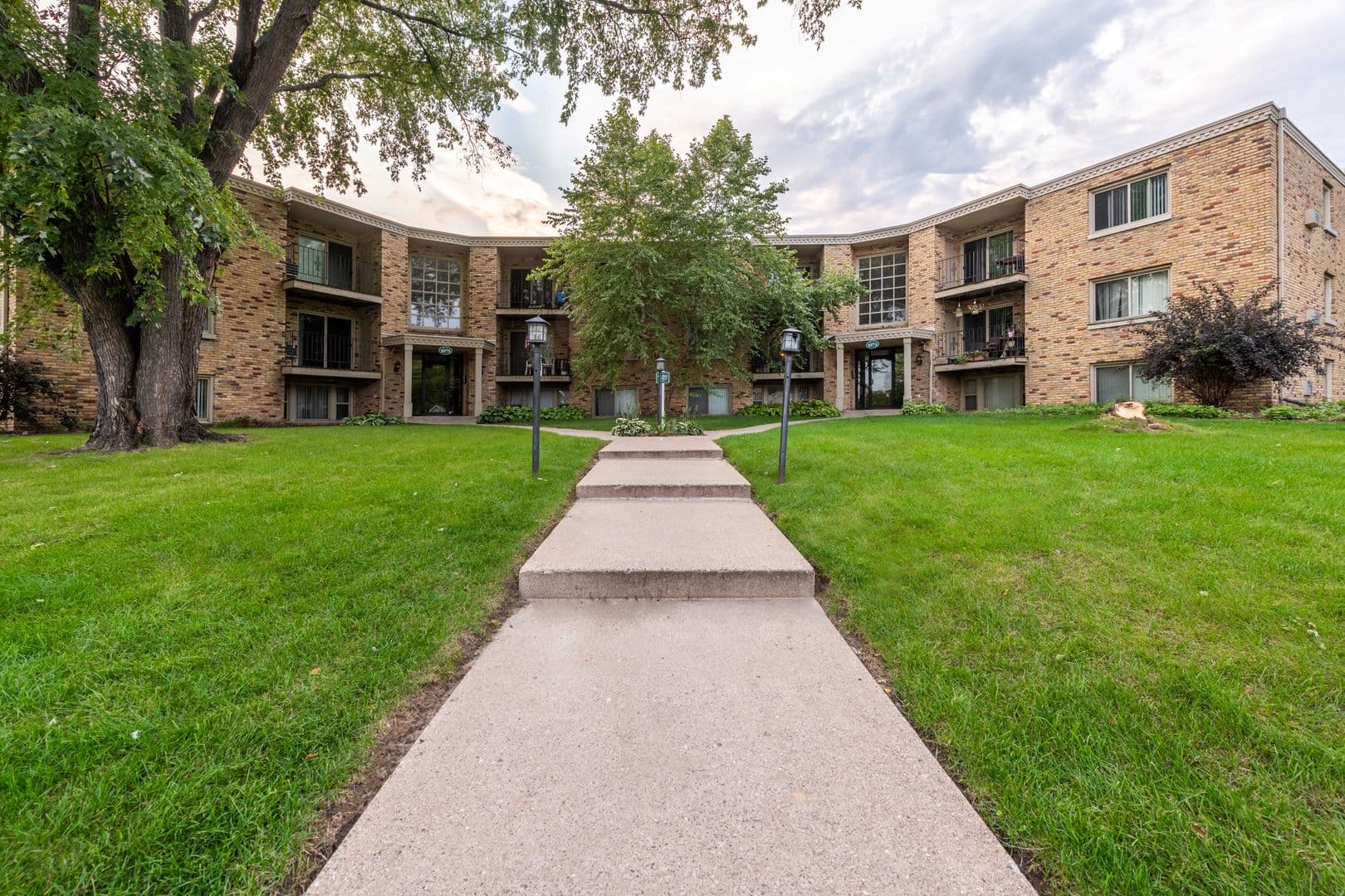 West St Paul Apartment: 1075 Waterloo Ave