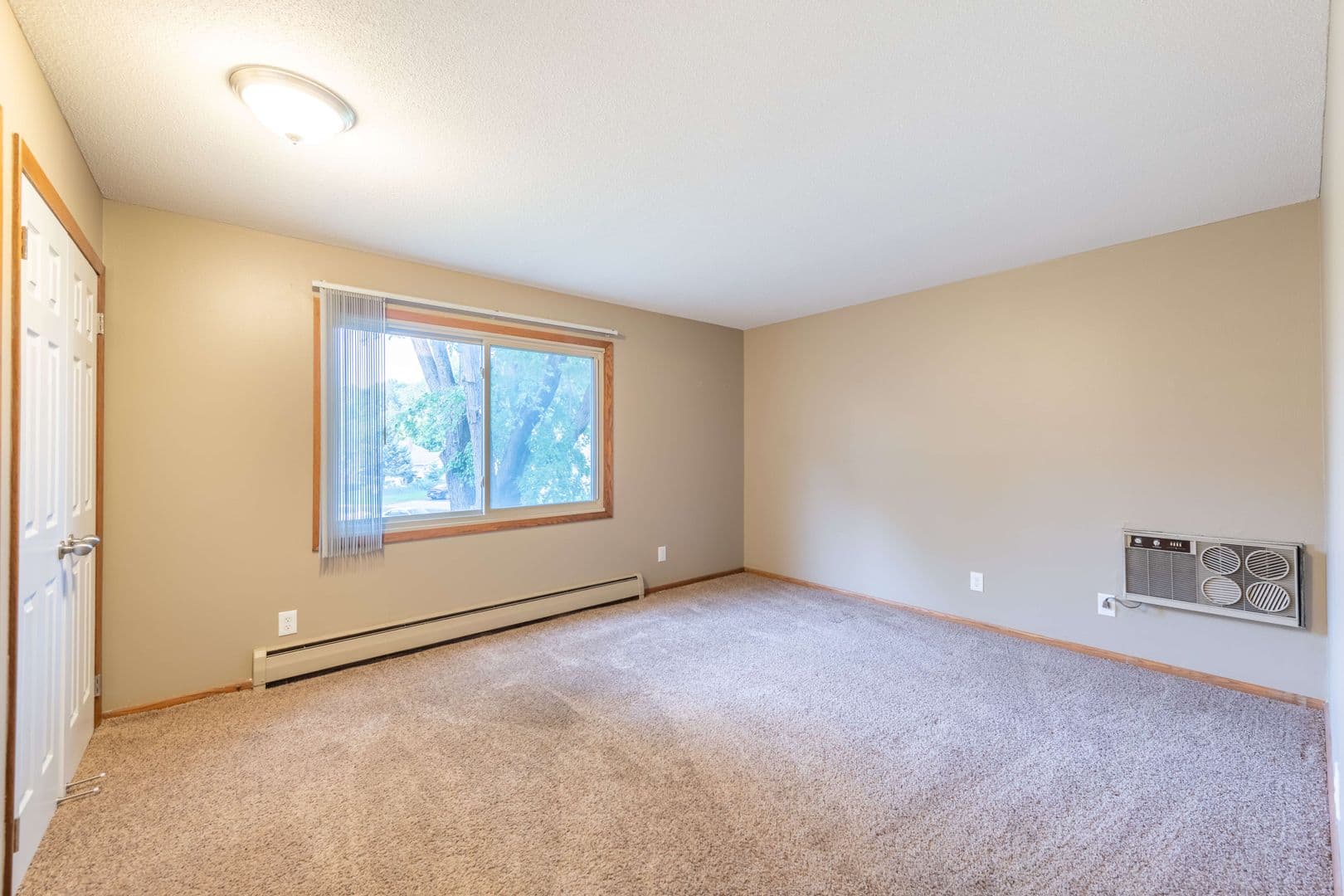 West St Paul Apartment: 1075 Waterloo Ave