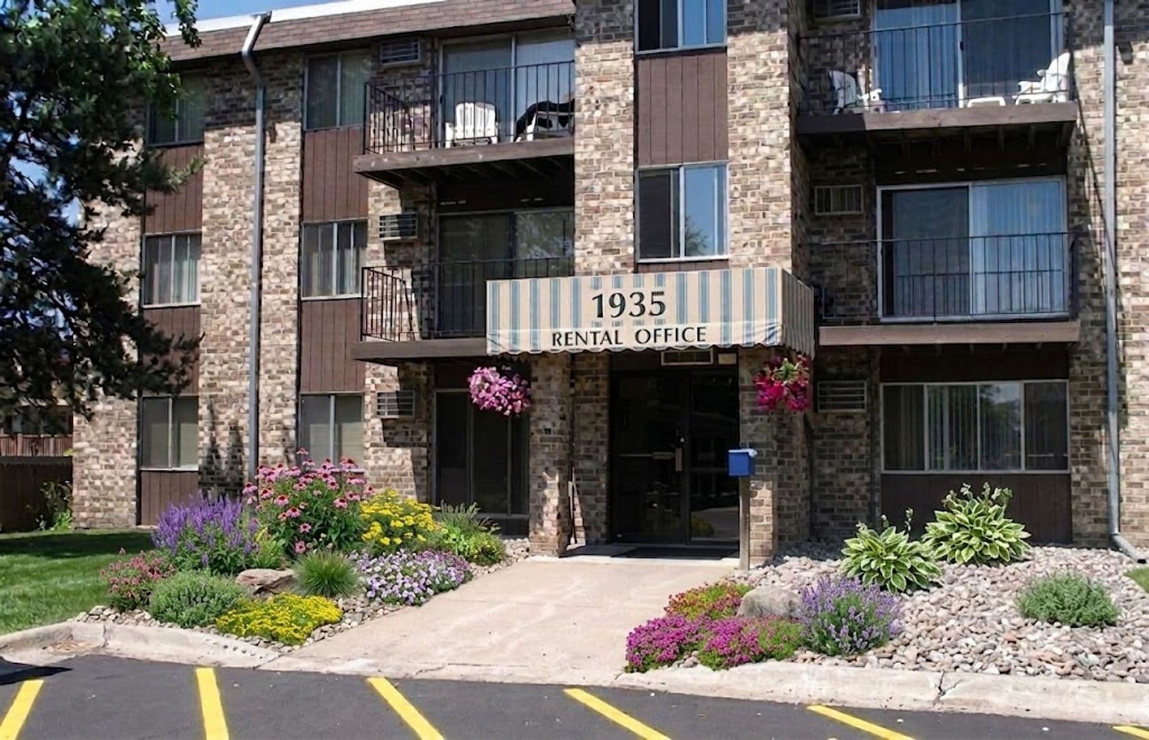St. Paul Apartment: 1935 Wilson Ave