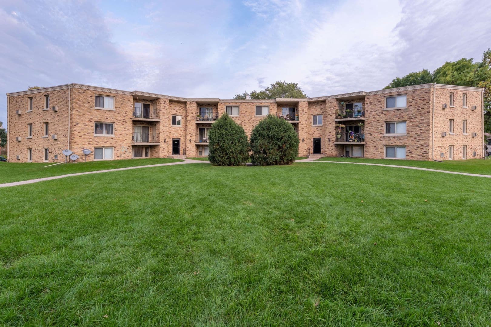 West St Paul Apartment: 1075 Waterloo Ave