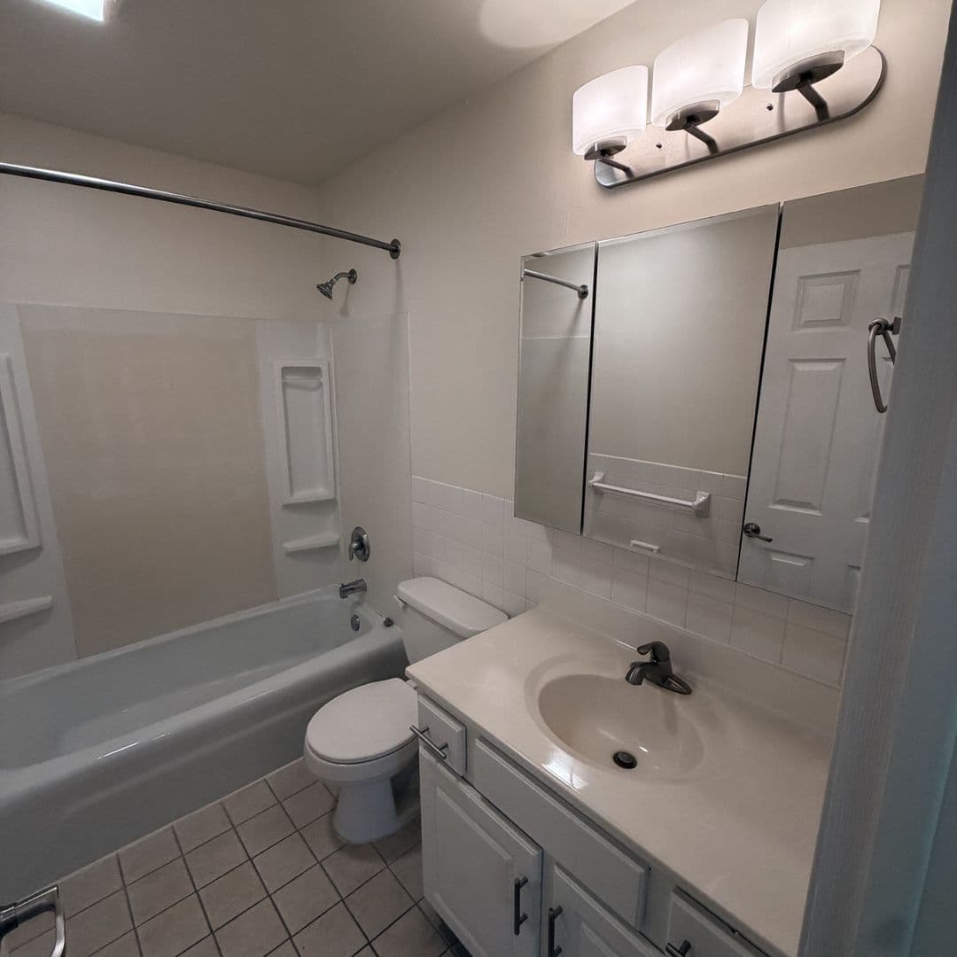 New Brighton Apartment: 2311 26th Avenue NW