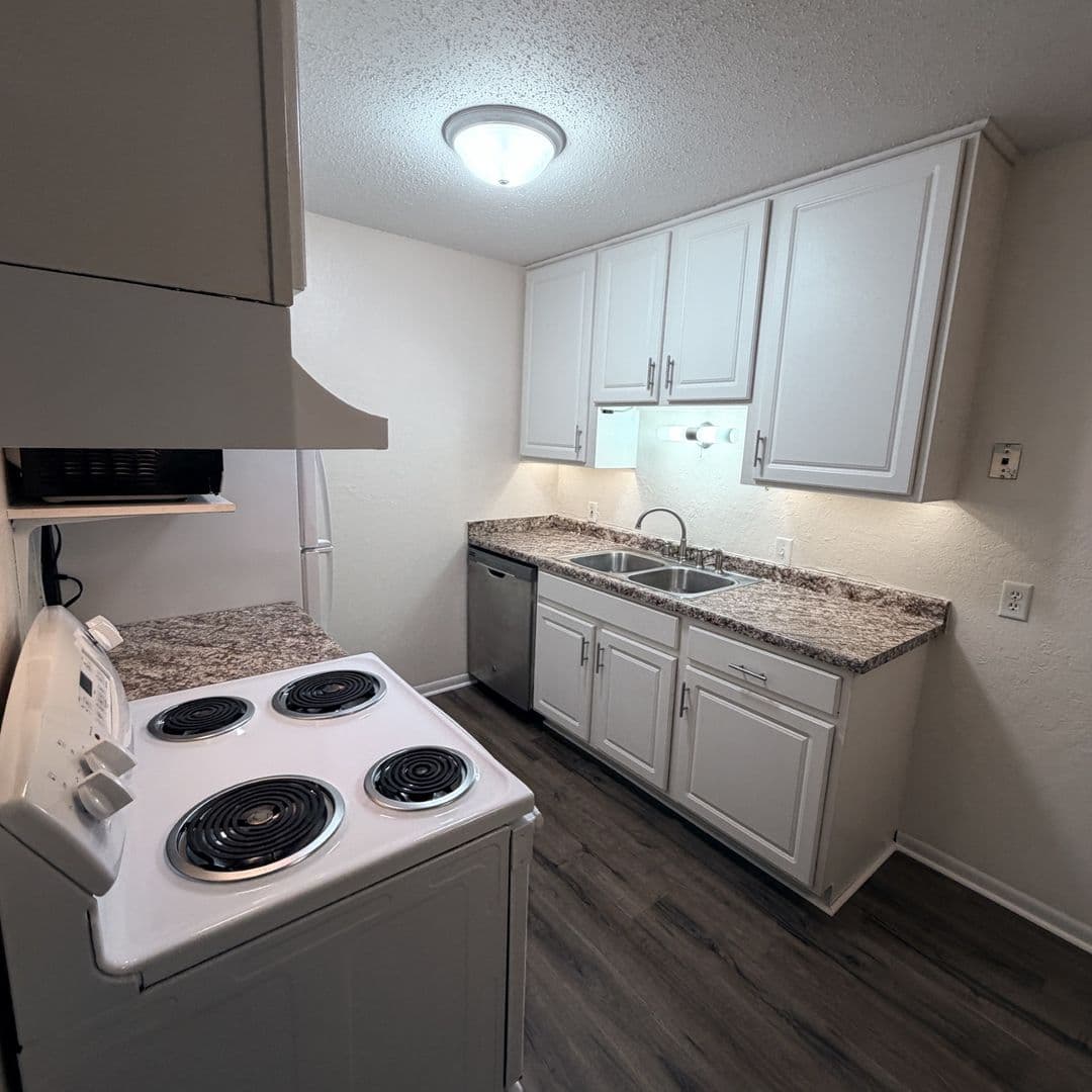 New Brighton Apartment: 2311 26th Avenue NW