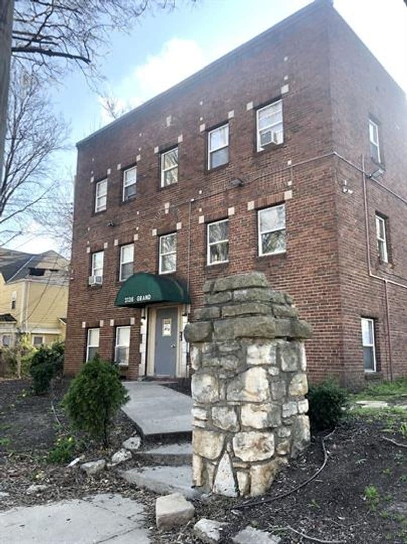 Kansas City Apartment: 3136 Grand Ave