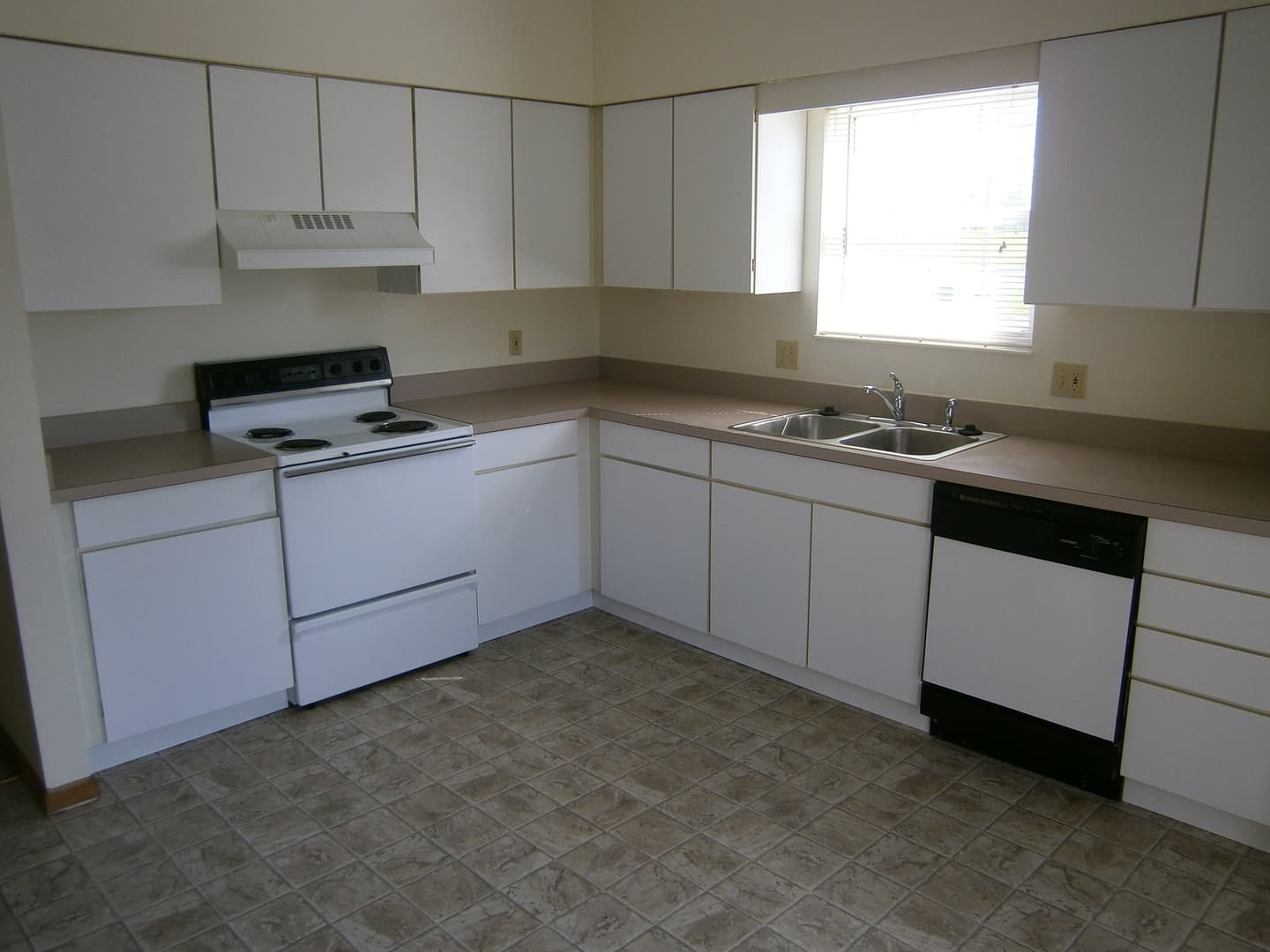 Piqua Apartment: 1001, 1003, 1005, 1007 Jill Court