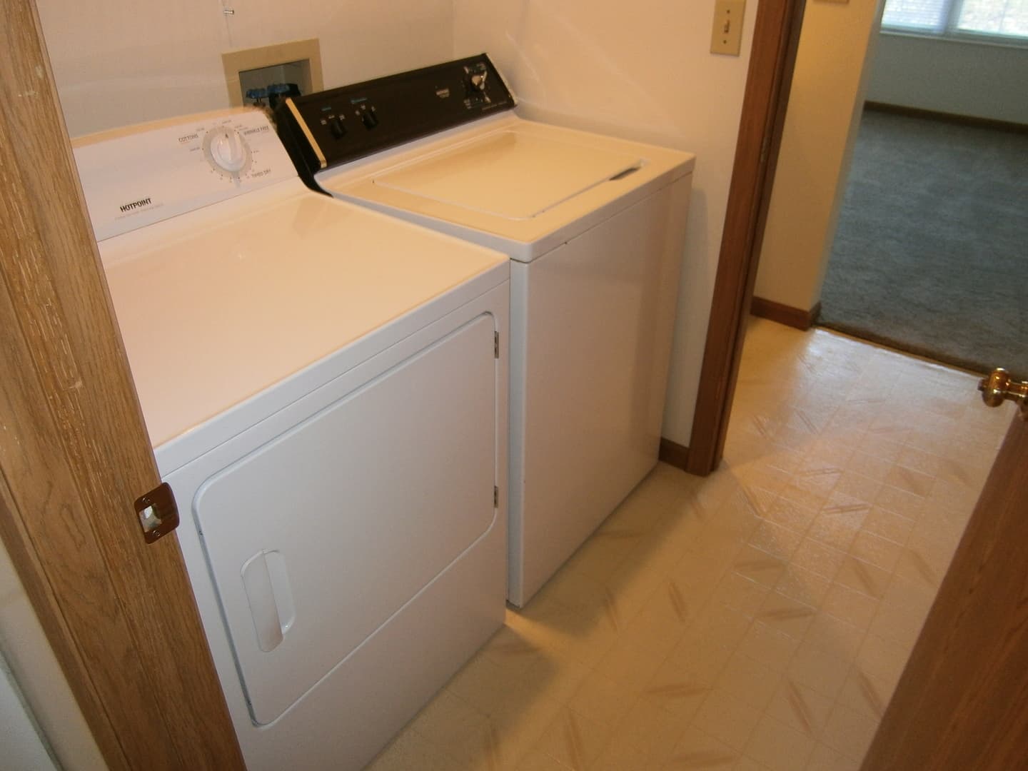 Piqua Apartment: 1001, 1003, 1005, 1007 Jill Court