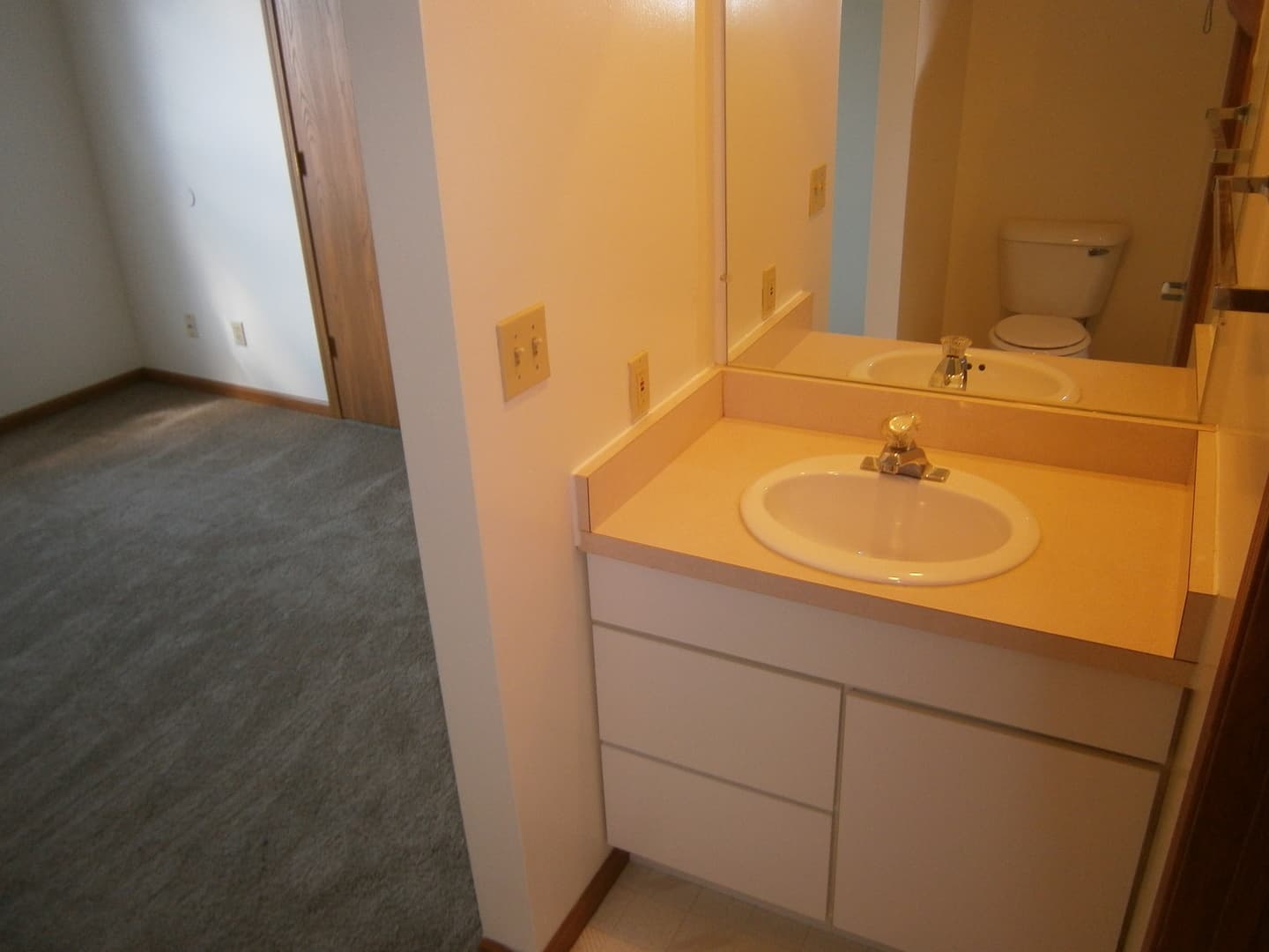 Piqua Apartment: 1001, 1003, 1005, 1007 Jill Court