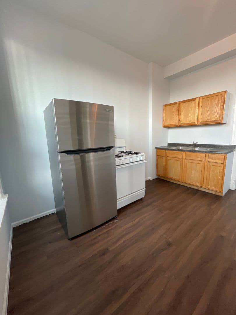 Chicago Apartment: 2003 W. Cermak Rd