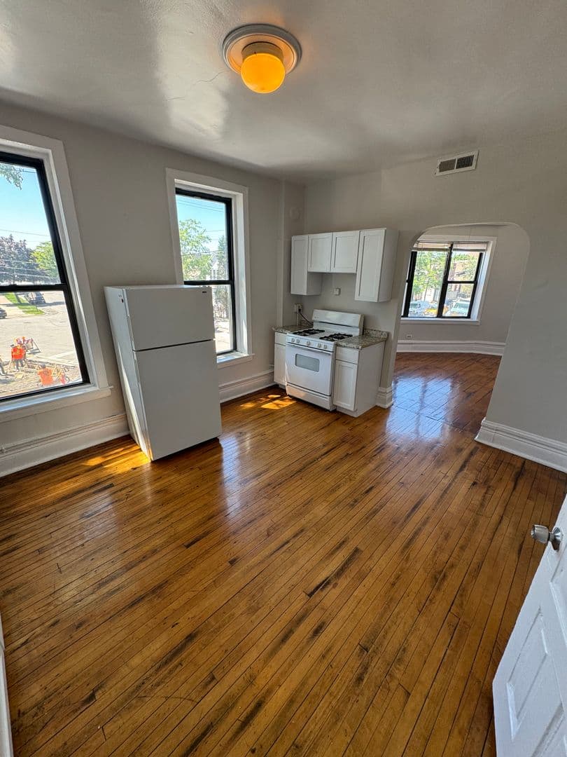 Chicago Apartment: 2065 Coulter St