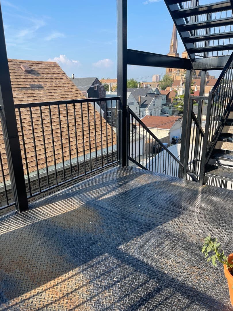 Chicago Apartment: 2003 W. Cermak Rd
