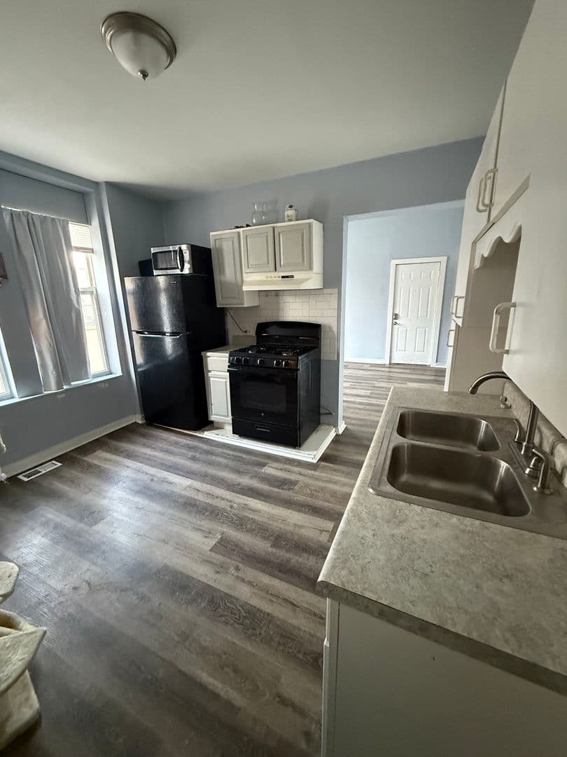 Chicago Apartment: 2101 S. Marshall Blvd & 2867-69 W. 21st St