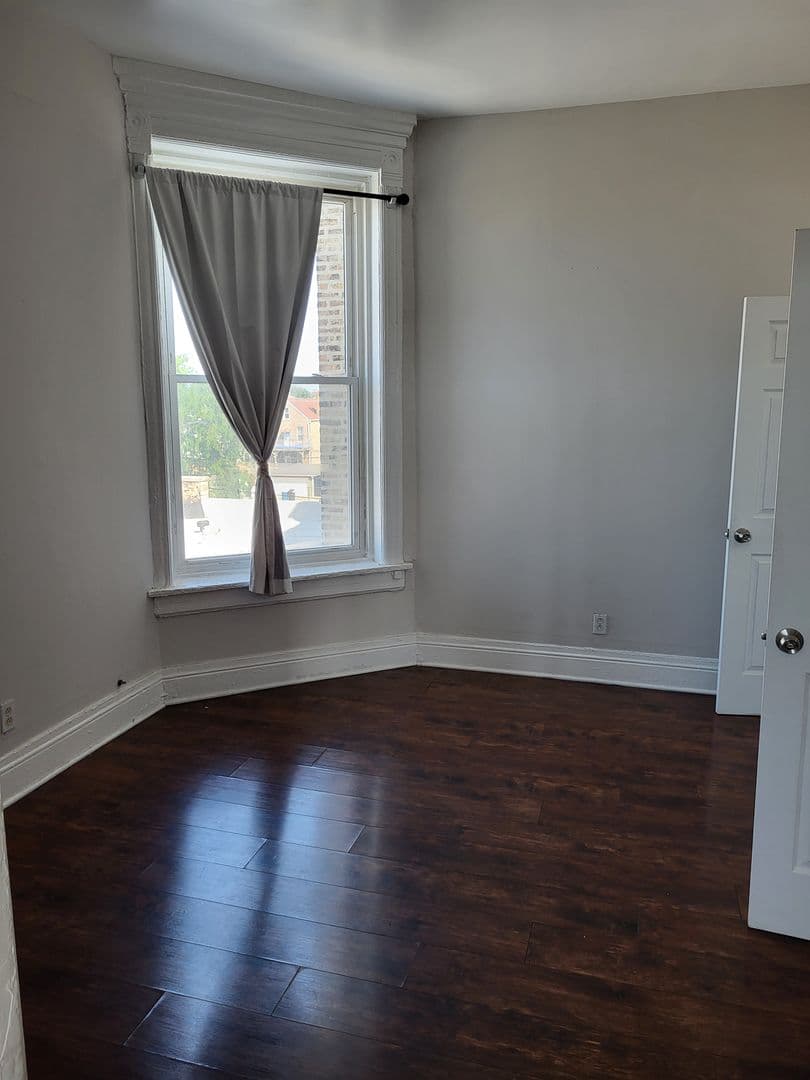 Chicago Apartment: 2003 W. Cermak Rd
