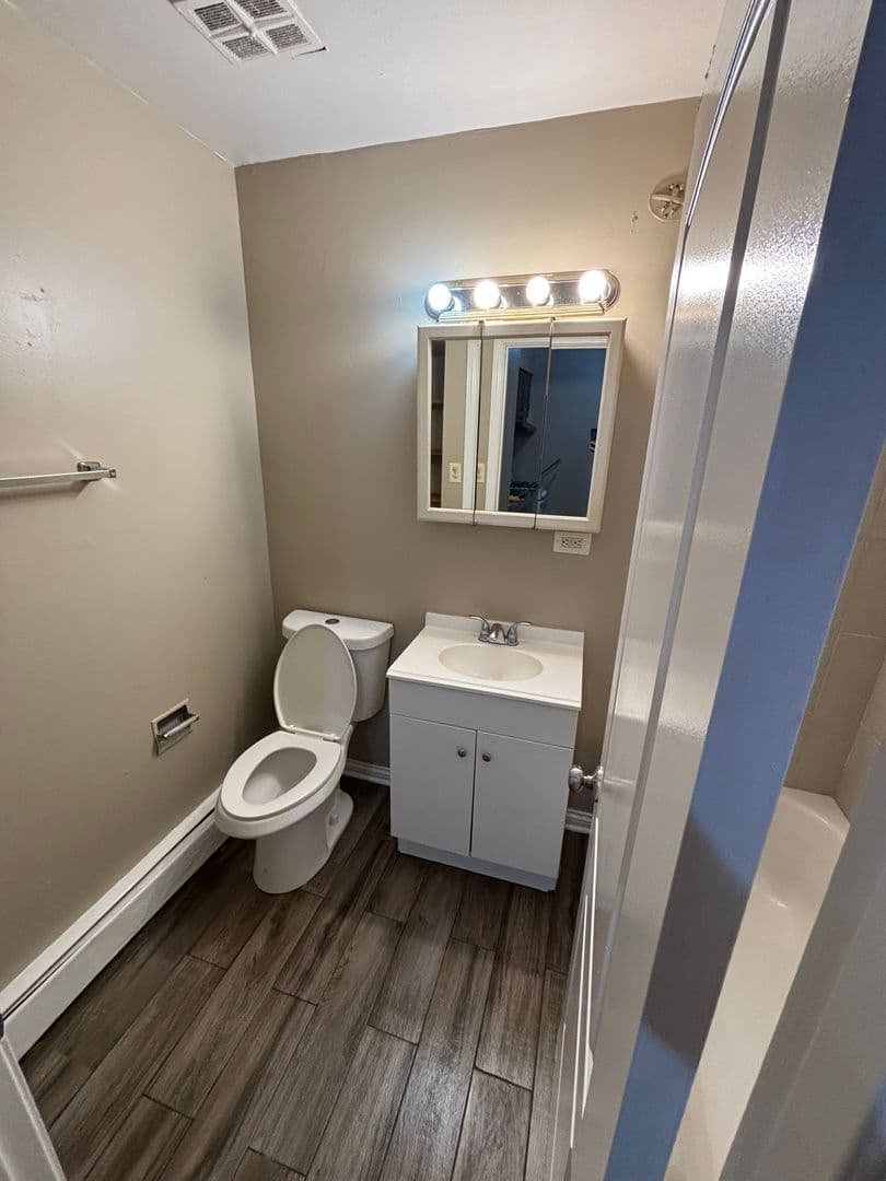 Calumet Park Apartment: 12510 S. Lincoln St