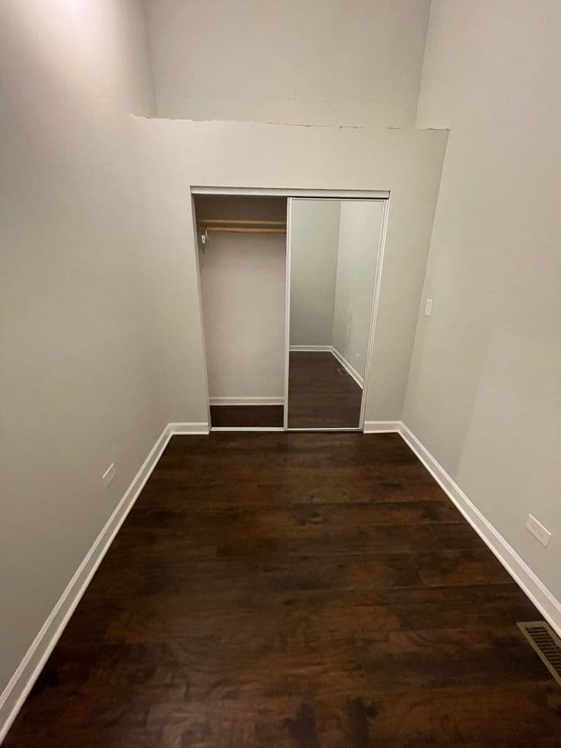 Chicago Apartment: 2065 Coulter St