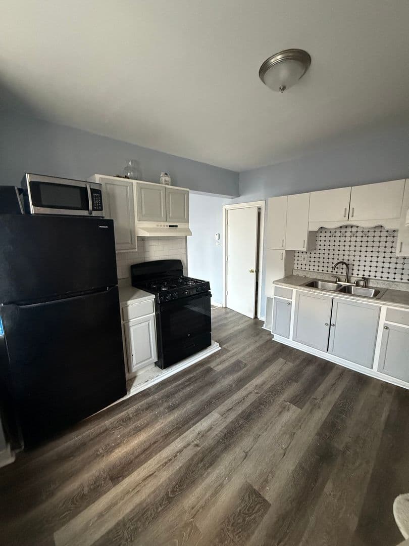 Chicago Apartment: 2101 S. Marshall Blvd & 2867-69 W. 21st St