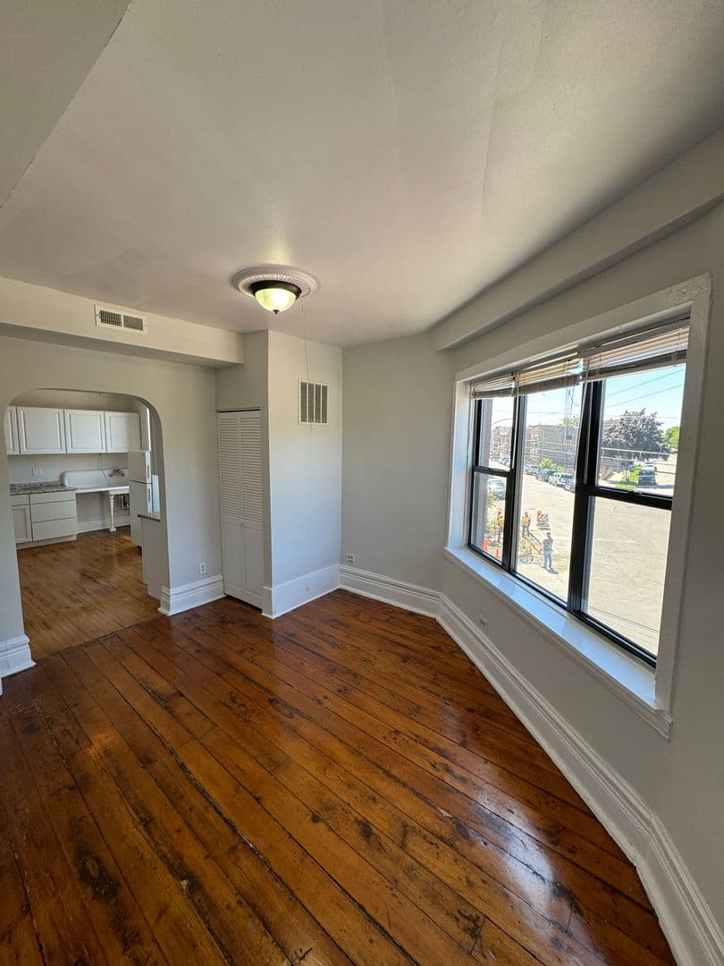 Chicago Apartment: 2065 Coulter St