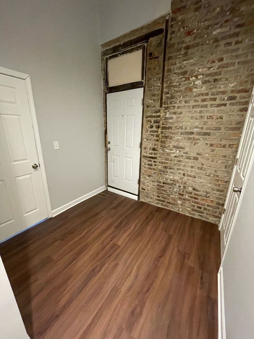 Chicago Apartment: 2065 Coulter St