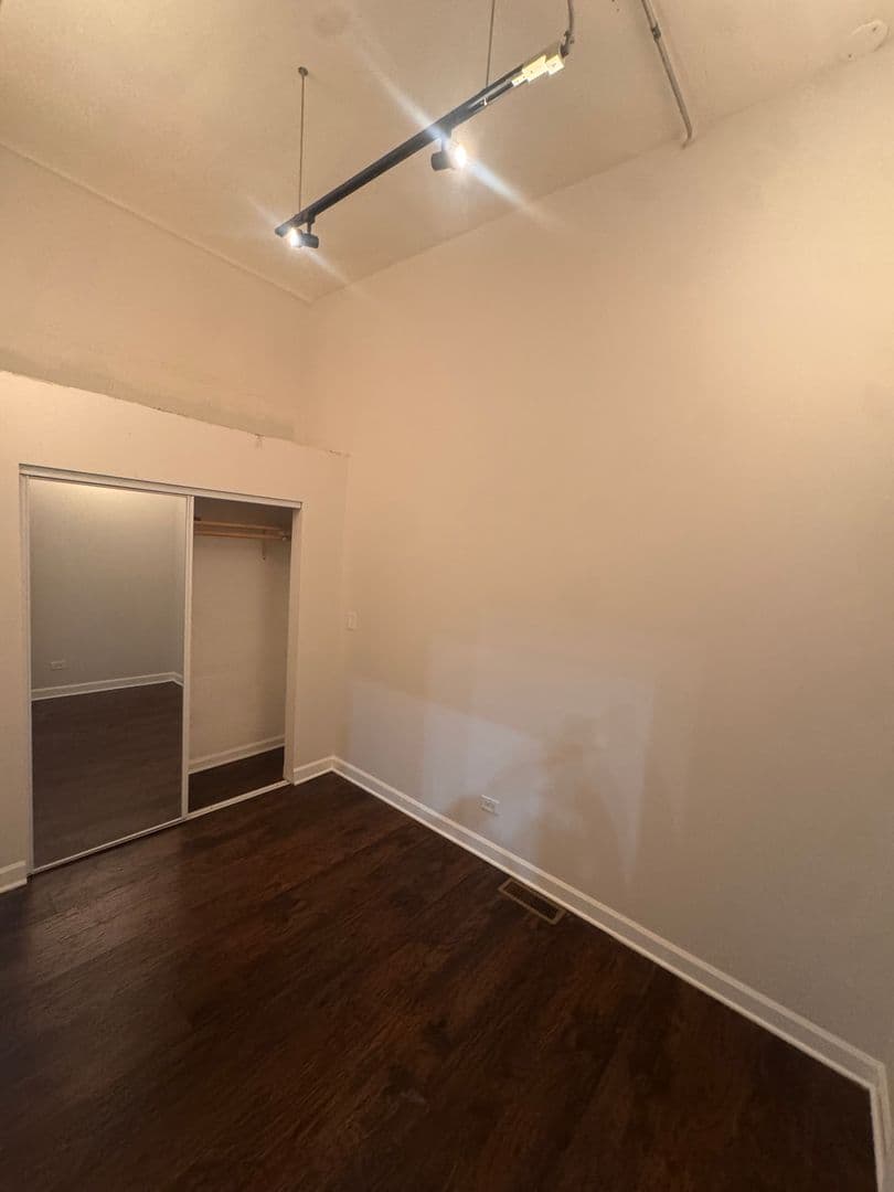 Chicago Apartment: 2065 Coulter St