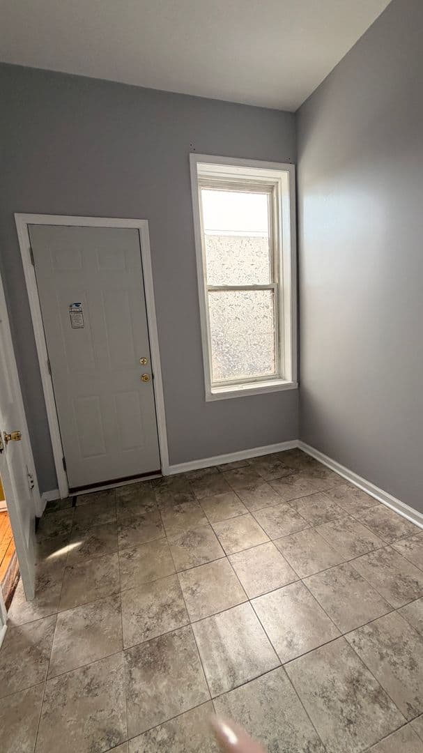 Chicago Apartment: 927 S. Claremont Ave