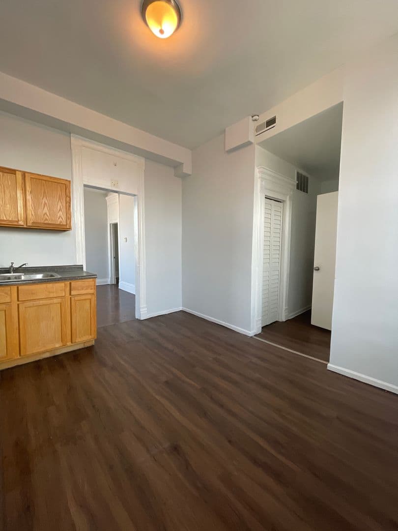 Chicago Apartment: 2003 W. Cermak Rd