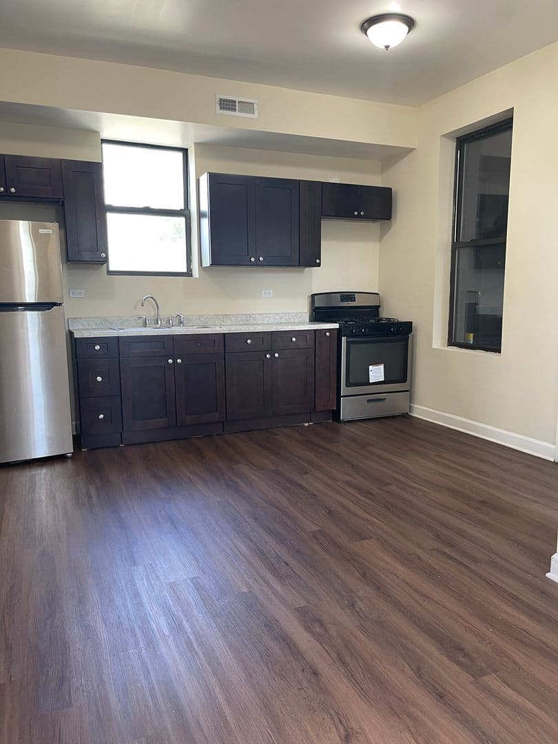 Chicago Apartment: 3042 W. Cullerton St