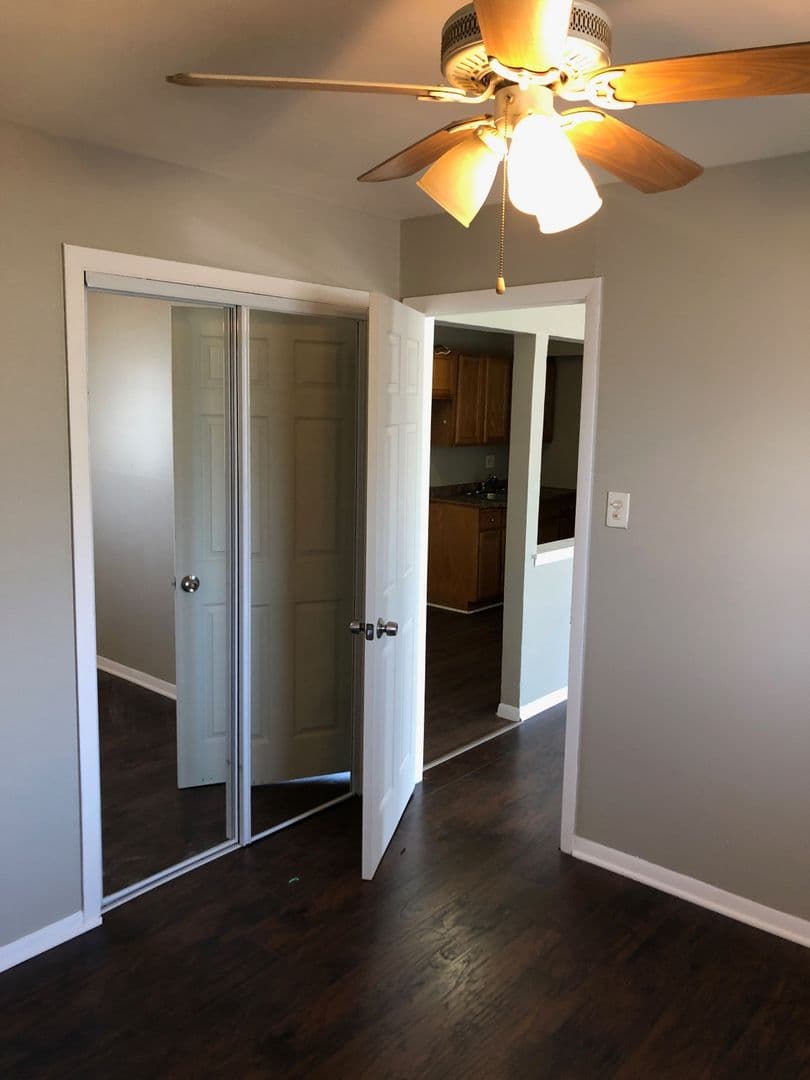 Calumet Park Apartment: 1200 W. 127th St