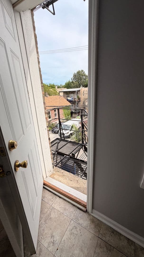 Chicago Apartment: 927 S. Claremont Ave