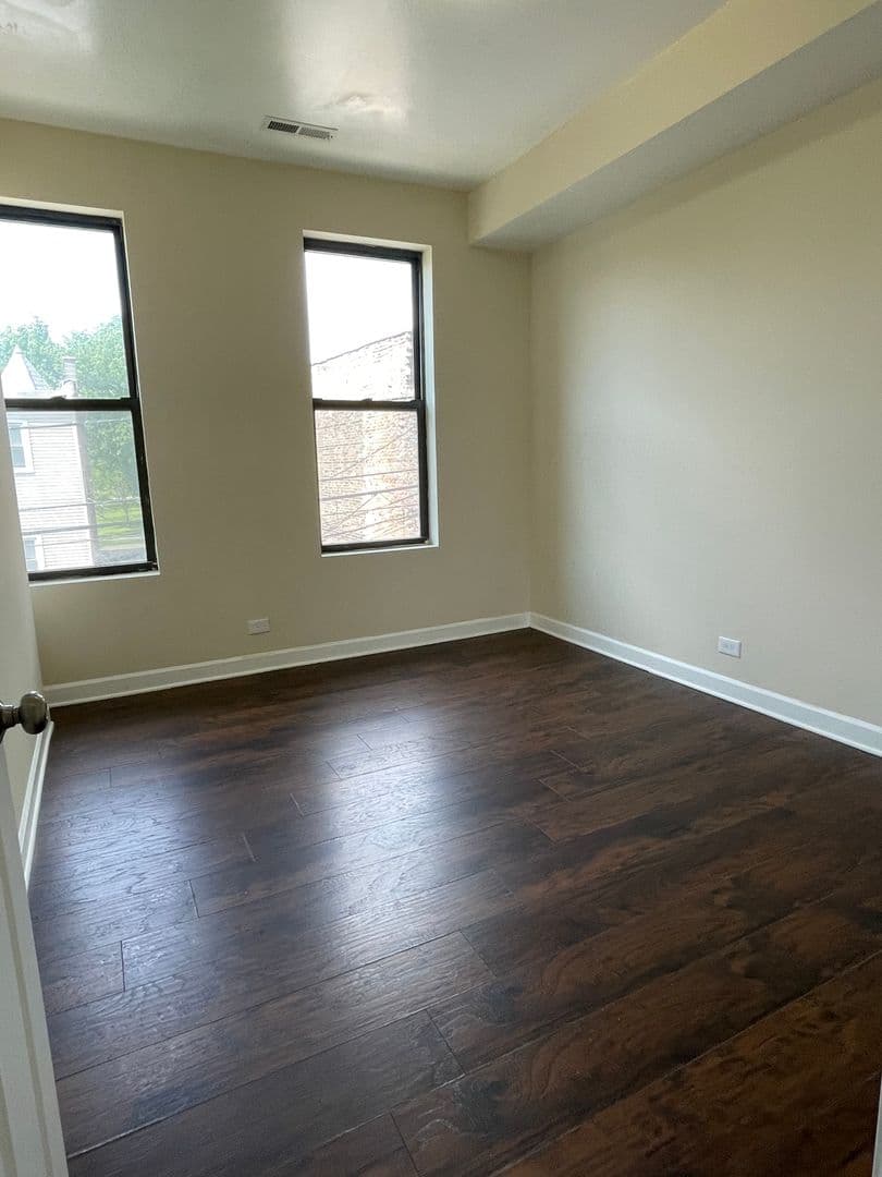 Chicago Apartment: 3042 W. Cullerton St