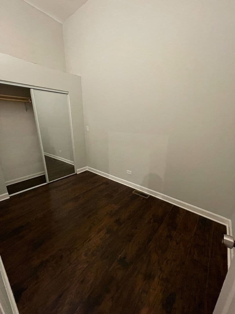 Chicago Apartment: 2065 Coulter St