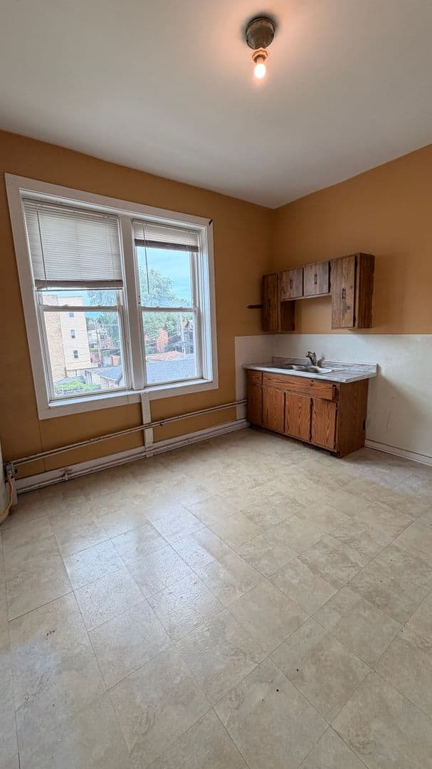 Chicago Apartment: 927 S. Claremont Ave