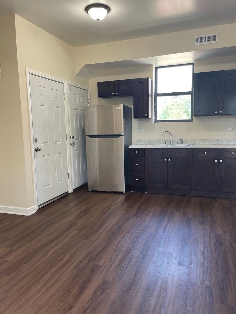 Chicago Apartment: 3042 W. Cullerton St