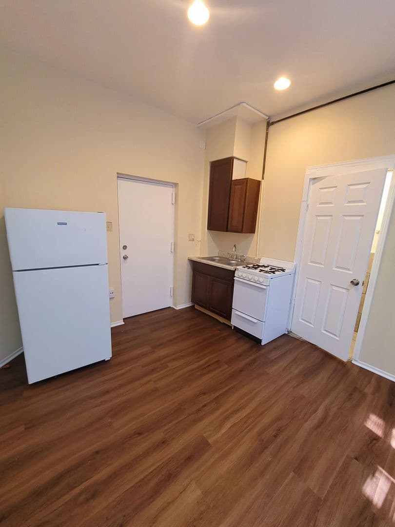 Chicago Apartment: 3150 W. Cermak Rd