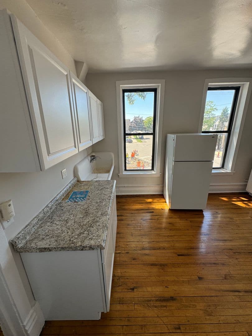 Chicago Apartment: 2065 Coulter St