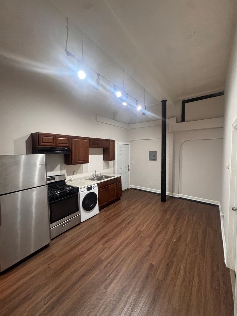 Chicago Apartment: 2065 Coulter St