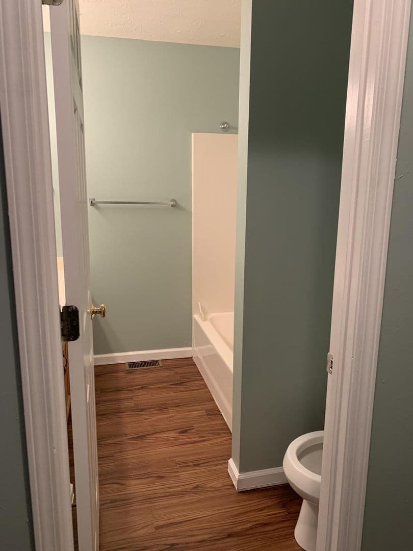 Lexington Apartment: 1100 Horsemans Ln